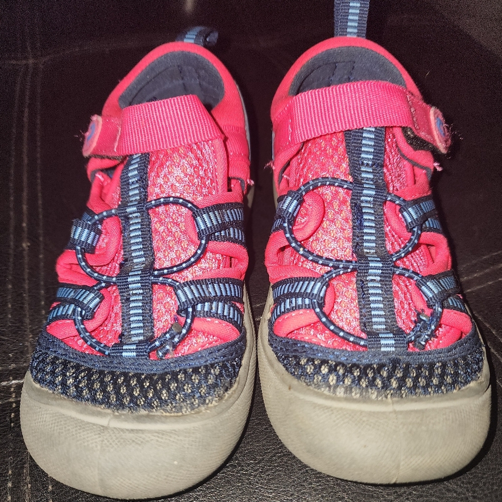 Used toddler girls size 9 wet shoes form Academy